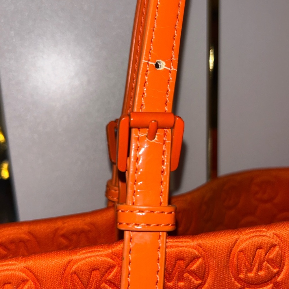 Pre loved Michael Kors quilted jet set Orange Embossed Tote Bag with wristlet - Picture 3 of 16